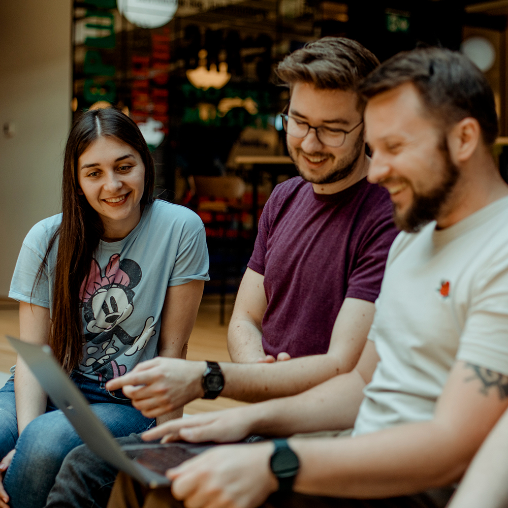 An RCS message from the brand The Green Thumb that notifies their customer Jodi that she has left items in her cart and to complete her purchase. An image of potting plants is attached to the message.